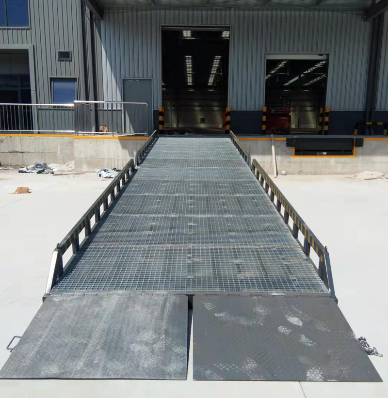 西安部隊(duì)定制移動式登車橋